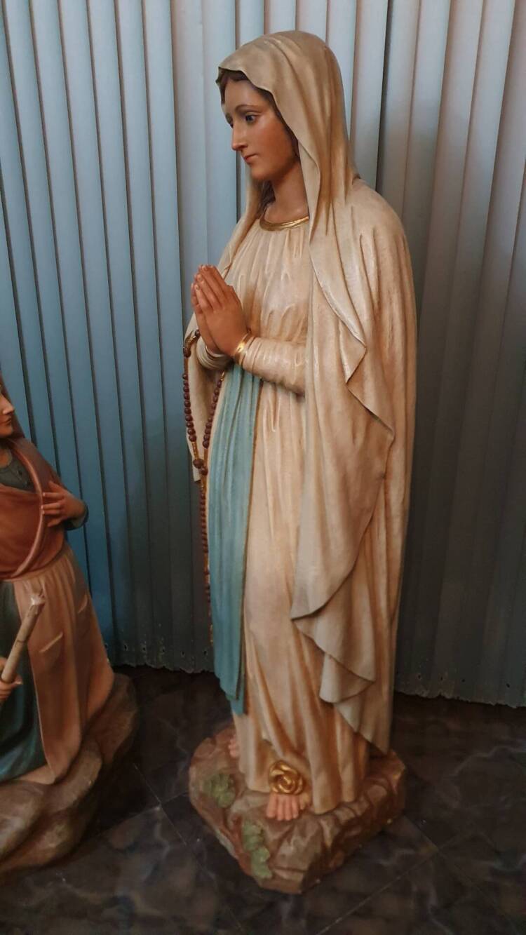 Grupo Escultorico Virgen de Lourdes y Santa Bernardett - Imagen 2