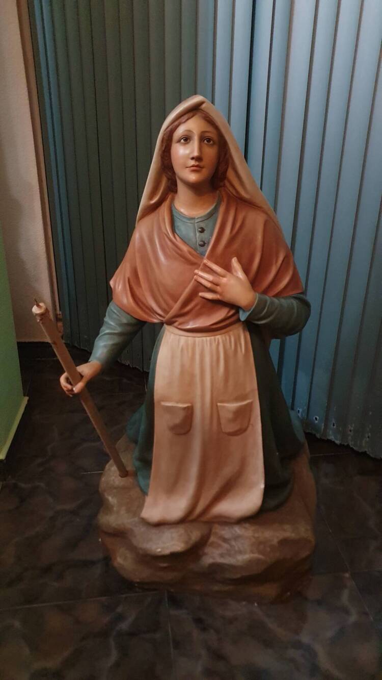 Grupo Escultorico Virgen de Lourdes y Santa Bernardett - Imagen 5